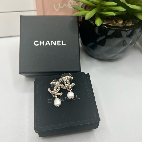 CHANEL Pink Pearl Crystal CC Dangle Earrings - Picture 6 of 9